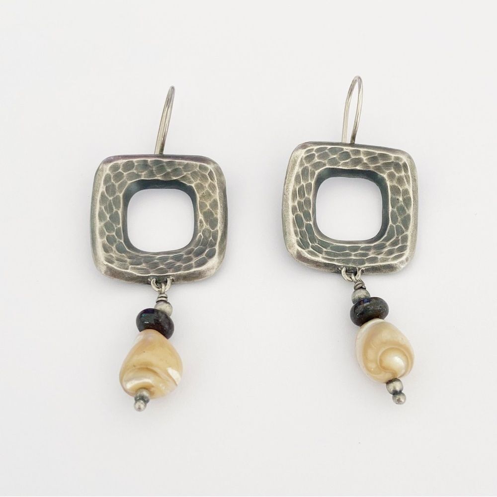 Silpada 925 sterling silver hammered drop earrings w mop bead
